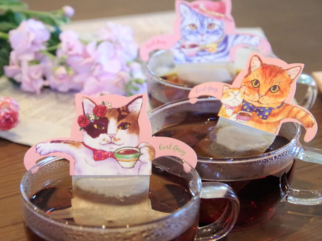 trzy torebki przepysznej herbaty Earl Grey z motywami słodkich kotków w formie zaparzacza na kubek.